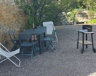 Charmant Studio au Bord D'un Petit Ruisseau - Arbois - Patio