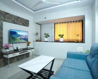 Sparks Fly Serviced apartments Vashi - Mumbai - Living room