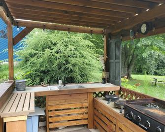 Relax in nature at this peaceful 35 acre hilltop country estate. - Lewisburg - Patio