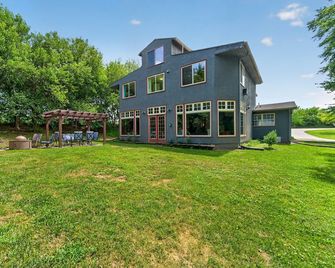 Rare find! Spacious home near wedding venues & CB/OMA. Perfect for entertaining! - Glenwood - Edificio