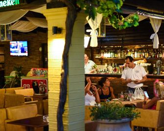 Mega Hotel by Checkin - Gouvia - Bar