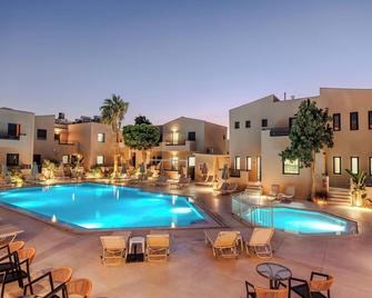 Blue Aegean Hotel & Suites - Heraclión - Pileta