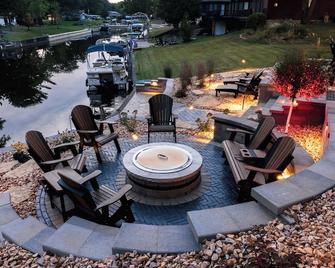 Lakefront Lodge w/Hot Tub | Castle Rock - Mauston - Innenhof