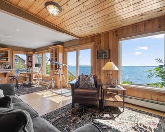 Charming Retreat in Downtown Baileys Harbor Across from Door County Brewery - Baileys Harbor - Obývací pokoj