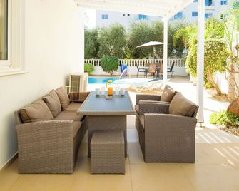 Modern villa next to the beach - High spec throughout , Free unlimited WI-FI - Pernera - Patio