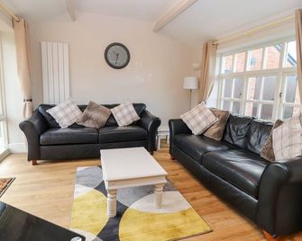 Commonwood Cottage, Pet Friendly, With A Garden In Holt, North Wales - Wrexham - Wohnzimmer