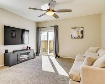 Hike, Sightsee and Explore Home in Colorado Springs - Fountain - Sala de estar