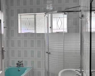 3 bed Cozy Homestay for Groups in Lundi Park - 2292 - Gweru - Bathroom