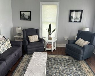 This Charming Lake Cottage Located In A Peaceful, Safe Community Right On The Lake! - Jamestown - Wohnzimmer