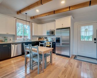 The Little Stone Cottage - Mount Hood Village - Kitchen