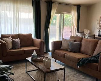 Our Cozy Home Fully Equipped - Yuma - Living room