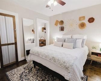 Industrial Apartment #4 Queen Studio - Fort Payne - Habitación