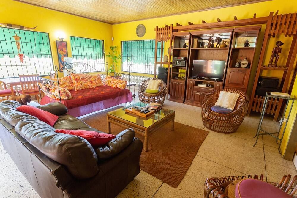 1BR on Private Estate - Kingston - Sala de estar