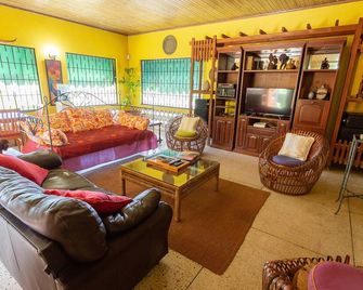 2 Br On Private Estate - Kingston - Salon