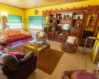 1BR on Private Estate - Kingston - Sala de estar