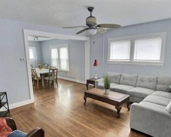 New Listing “city Splendor” -Cheerful 4bdr 2ba York City Home - York - Sala de estar