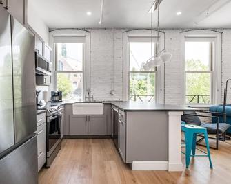 City Serenade-Downtown Oasis with a Musical Touch - Bangor - Kitchen
