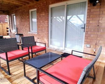 Cedar-View Apartment with Hot Tub (3 Bedrooms) - Orillia - Patio