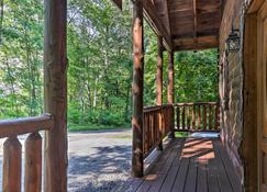 Sky Harbor Sevierville Cabin with Hot Tub and Deck! - Pigeon Forge - Vista del exterior