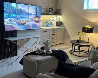 Cozy Luxury Suite with Private Movie Theatre - Calgary