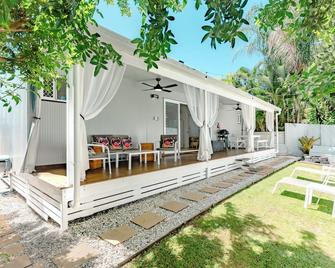 Private Outdoor Spa, Fire Pit, Cinema Room - The Cottage Coolum Beach - Coolum Beach - Patio