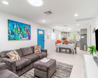 Residential home with Yard Perfect for Monthly Stays - San Gabriel - Living room