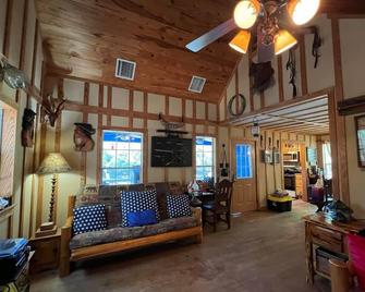 Angeltom Cabin & RV:20 Acre Woods - 16 pip + Jacuzzi + treehouse + UTV + 2ponds - La Grange - Living room