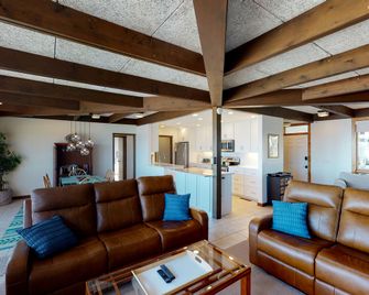Oakridge Cottage - Jekyll Island - Living room