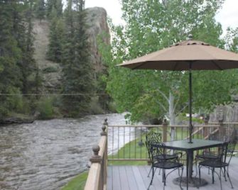 Cottage On The Creek Vacation Rental. Sleeps 4. Beautiful Views. Riverside Deck. Fishing. - South Fork - Binnenhof