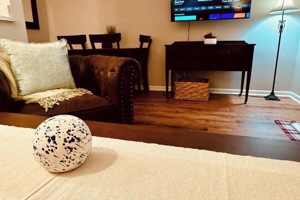 Lakefront Condo - King Bed Full Kitchen - Auburn