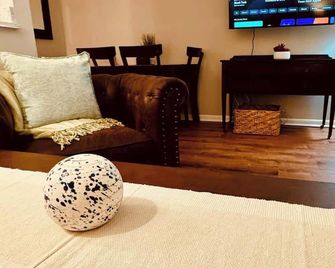 Lakefront Condo - King Bed Full Kitchen - Auburn