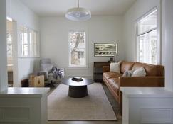 Charming Modern Cottage - Close to everything! - Miles City - Living room
