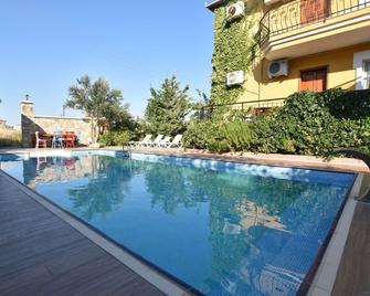 Uzun Apart Otel - Ayvalik - Zwembad