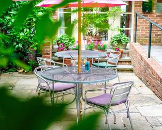 York Pavilion Hotel, Sure Hotel Collection by Best Western - York - Patio