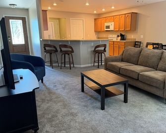Luxury Living: New 2br/2ba Duplex Unit + Garage - Auburn - Huiskamer