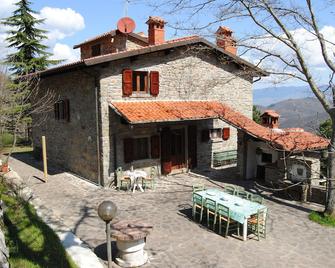 Tuscan-style farmhouse in the forest, with private whirlpool and swimming-pool - Borgo alla Collina - Patio