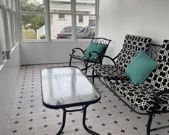 Beautiful 5 Bedroom Home Downtown Muskegon - Muskegon - Living room
