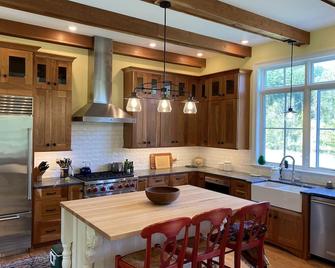 Sleeps 6, custom, gorgeous home on 180 acres, amazing views of Old Rag Mountain - Etlan - Kitchen