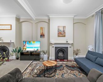 Fancy 4 BR House with Parking - ICC&Darling Harbour-8 mins walk - Sydney - Living room