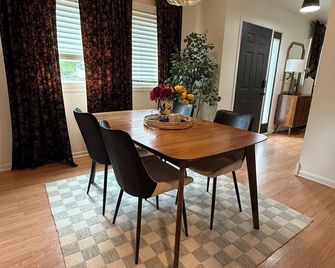 Charming 3-bedroom Home Near Downtown Lincoln. - Lincoln - Dining room