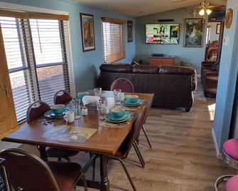 The Brarosel Tourist House near the Grand Canyon - Valle - Comedor