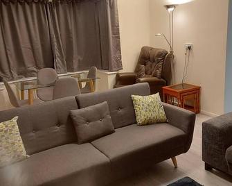 Lovely & Beautiful 2 Bed-Apartment in Borehamwood - Borehamwood - Living room