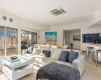 Indigo Blue - best spot in town! - Robe - Wohnzimmer