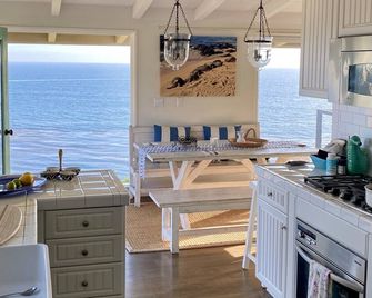 Bright, Sunny Oceanfront Beach Cottage in Santa Barbara! - Santa Barbara - Kitchen