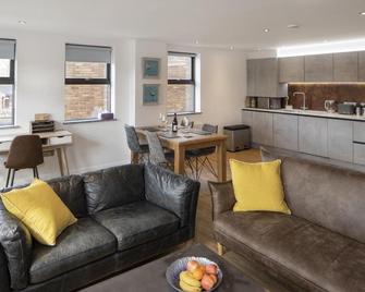 no 1 Wood Street - Swindon - Living room
