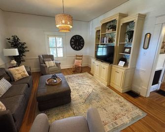 Myers Park Getaway! - Charlotte - Living room