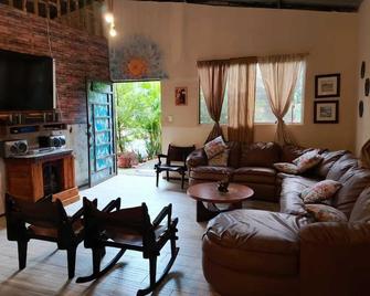 La Jungla Casa Vacacional - Puyo - Sala de estar