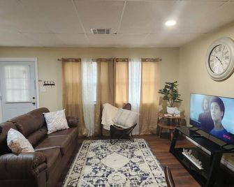 Charming Purple door 3-bedroom house with AC and WiFi in fabulous Wichita Falls - Wichita Falls - Living room