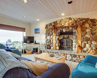 The Lighthouse 3 Acre Port Orford Oceanfront Home - Port Orford - Living room