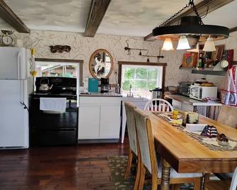 Lost Nations Cowboy Town Bear Cabin - Hillsdale - Kitchen
